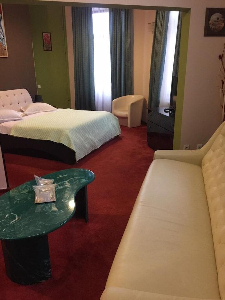 Hotel Papu ブカレスト エクステリア 写真